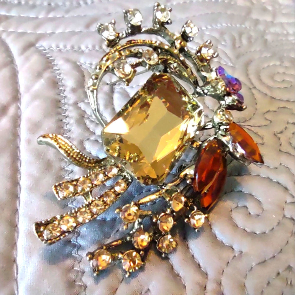 Gold, Topaz and Rhinestone Brooch.  Beautiful on a jacket or a scarf. 🧣
